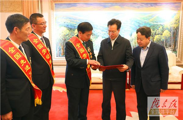 慶陽市3名全國勞動模范和先進(jìn)工作者載譽歸來！贠建民盧小亨親切會見
