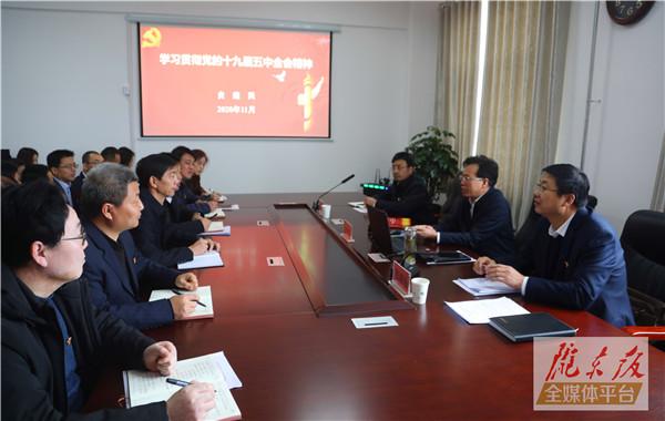 贠建民在西峰區石油路街道辦事處宣講黨的十九屆五中全會精神