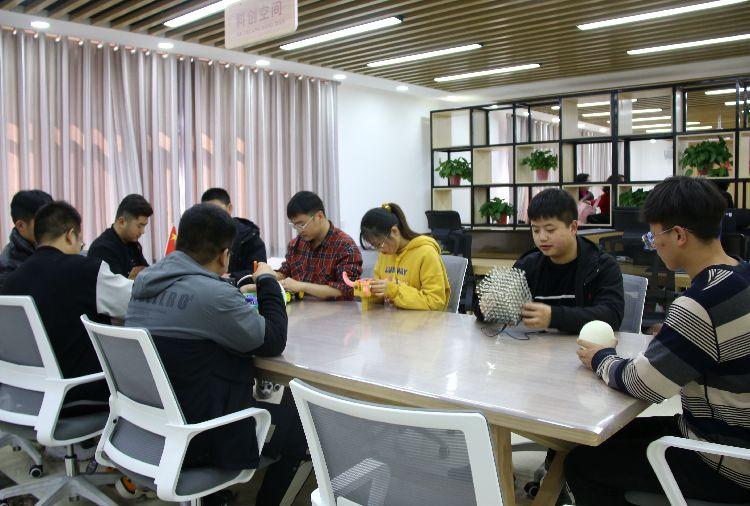 介子路社區360大學生社會實踐基地科創空間。  本報記者  盤小美  攝 