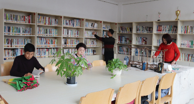 居民在社區城市書吧看書、繪畫。  通訊員  郭芳  攝  