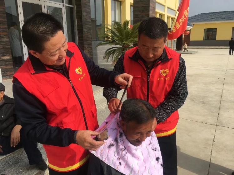 慶陽市陽光志愿者協會志愿者在什社敬老院給老人理發。  通訊員  陽光  攝  