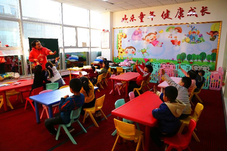 麗景幼兒園學生在合水東路社區的“四點半課堂”做互動游戲。  通訊員  翟娜娜  攝  