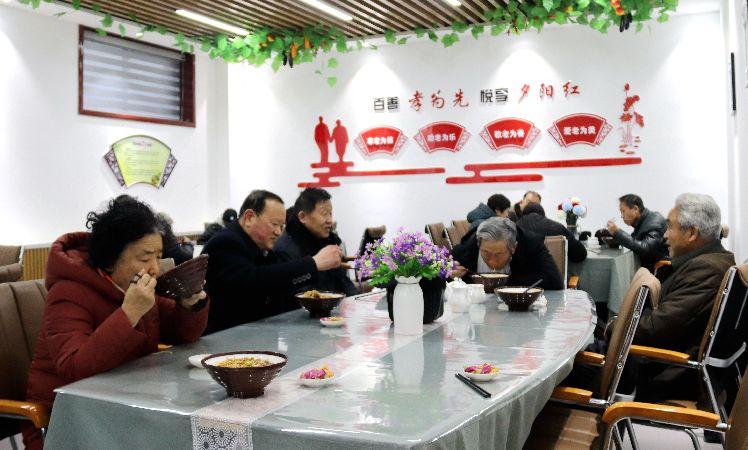 南苑路社區，老人在“老年餐桌”就餐。  通訊員  耿洋洋  攝  