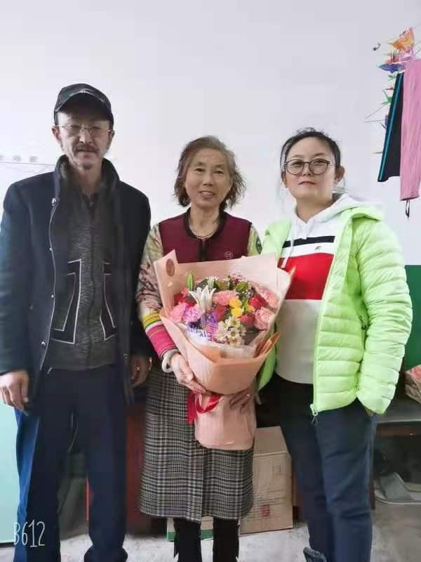 李桂芝和女兒牟鯤鵬、丈夫張順在一起