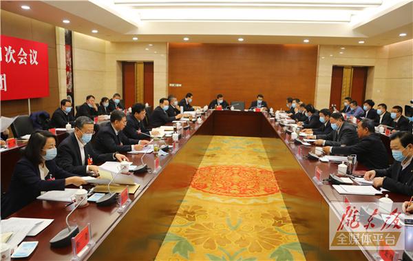 董建鎮審議省政府省人大常委會和省法檢“兩院”工作報告