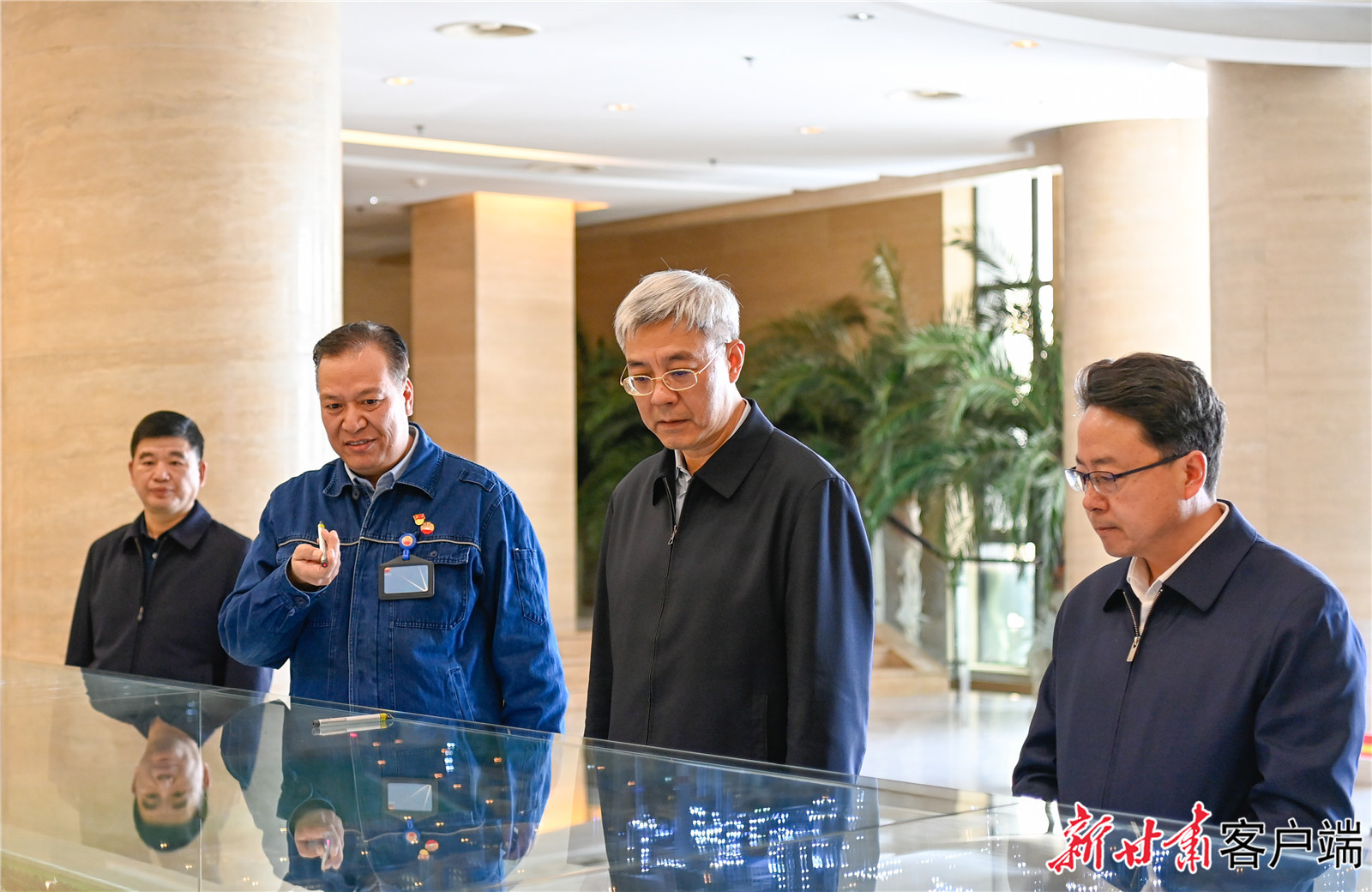 尹弘在慶陽市調(diào)研指導(dǎo)工作時(shí)強(qiáng)調(diào)：立足資源稟賦打造特色產(chǎn)業(yè)集群，奮發(fā)有為推動(dòng)革命老區(qū)振興發(fā)展