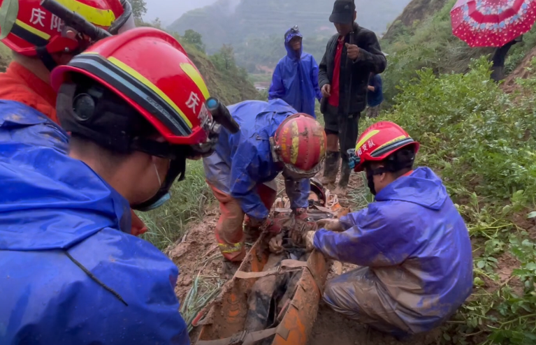 甘肅慶陽：連發兩起因抓蝎子墜溝被困事故 消防雨夜馳援