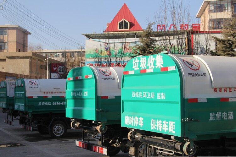 我市環衛部門持續推進每天“三次普掃”及全天候動態保潔作業機制。隴東報全媒體記者 劉萍凝 攝
