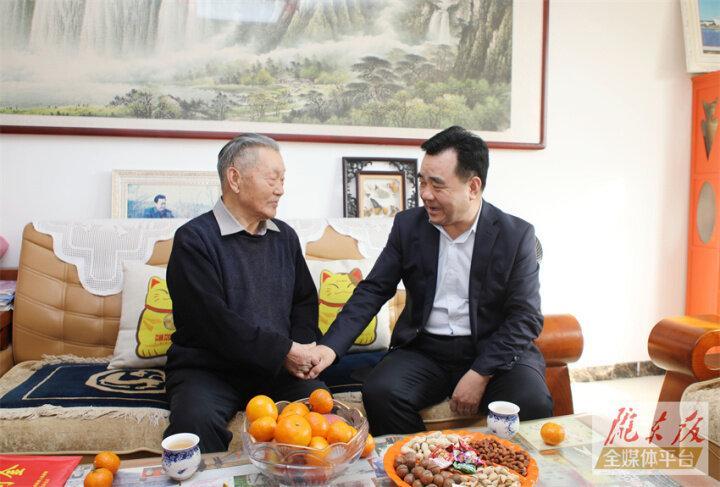 黃澤元春節前走訪慰問老干部一線醫務人員勞動模范和高層次人才代表