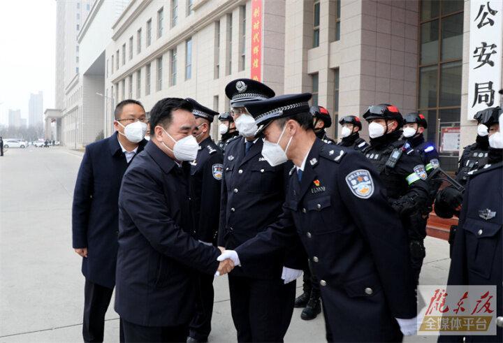 慶陽市四大班子領導春節前看望慰問節日值班單位干部職工和駐慶部隊官兵