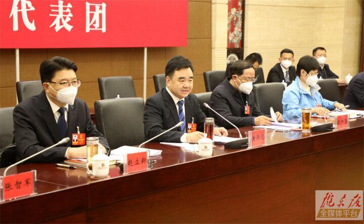 黃澤元在審議省政府工作報告時指出 加快推動老區振興發展讓人民生活過得更好 在建設幸福美好新甘肅中展現慶陽擔當作為