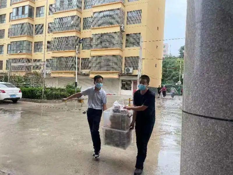 看到路邊的醫護人員，鎮原這對80后夫妻果斷做了一個決定！