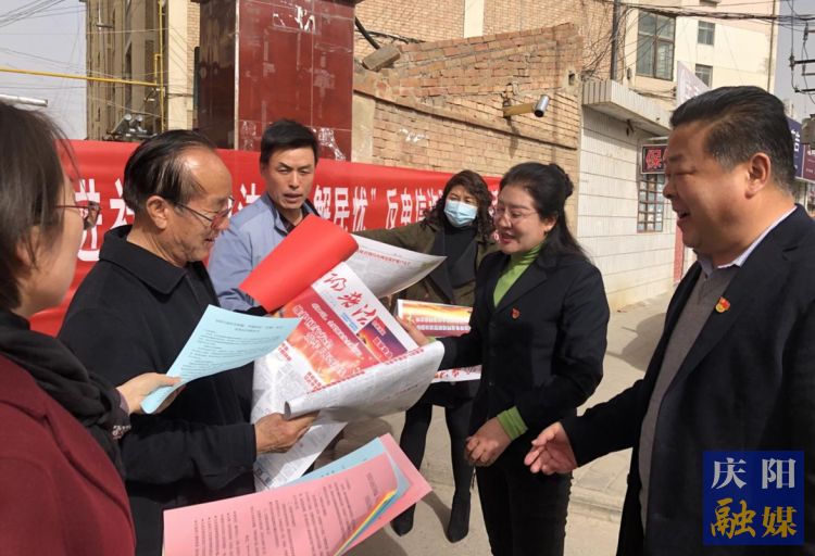 慶陽市司法局在合水縣老城鎮(zhèn)開展送法下鄉(xiāng)活動(dòng)。