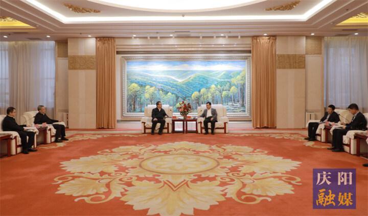 黃澤元與長慶油田分公司執(zhí)行董事、黨委書記李戰(zhàn)明和總經(jīng)理、黨委副書記余浩杰一行座談
