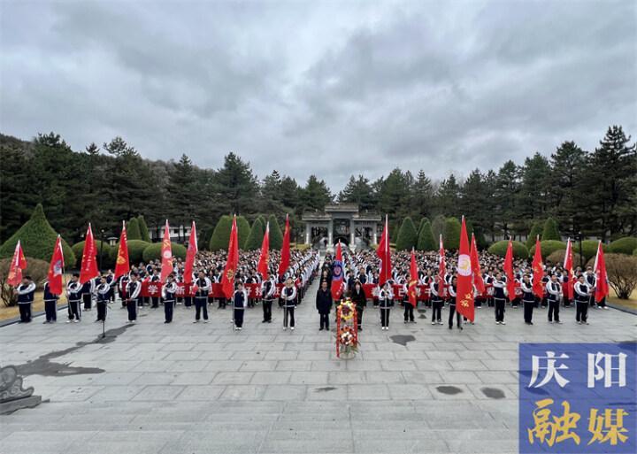 【加強未成年人思想道德建設】慶陽一中組織2021級全體師生赴南梁開展研學旅行實踐活動