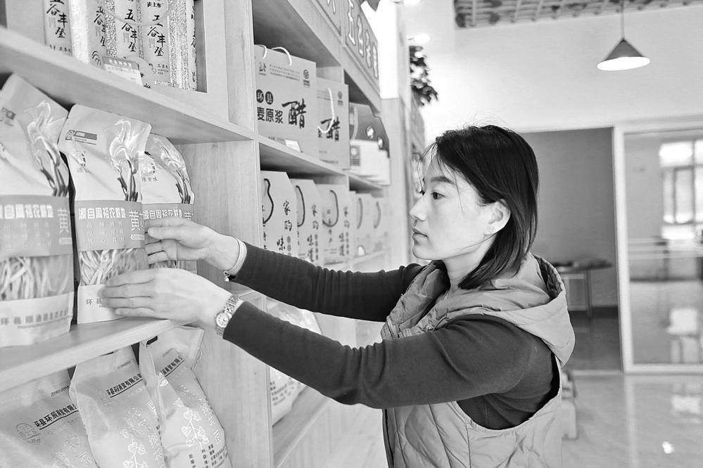 從地攤小妹到“蕎面西施”——環縣電商達人孫玲玲的創業故事