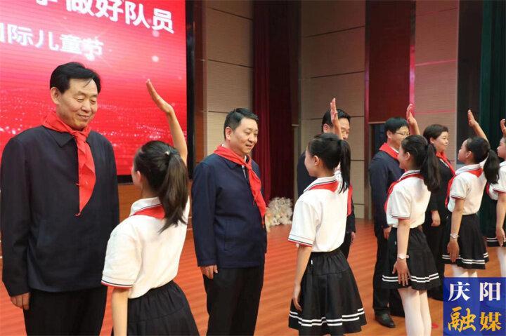 周繼軍在開展“六一”兒童節慰問和結對幫扶工作時強調 用心用情關愛少年兒童 共同托起慶陽的未來和希望