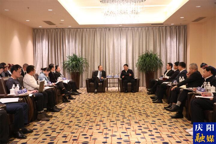 周繼軍與參加甘肅綠色算力產業推介會暨圓桌論壇的企業代表座談