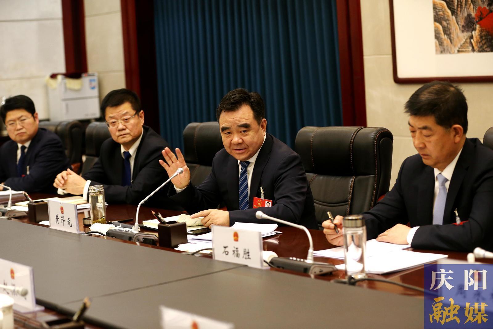 黃澤元在參加鎮原縣代表團審議時強調 發揮比較優勢 創新發展舉措 加快推進縣域經濟高質量發展