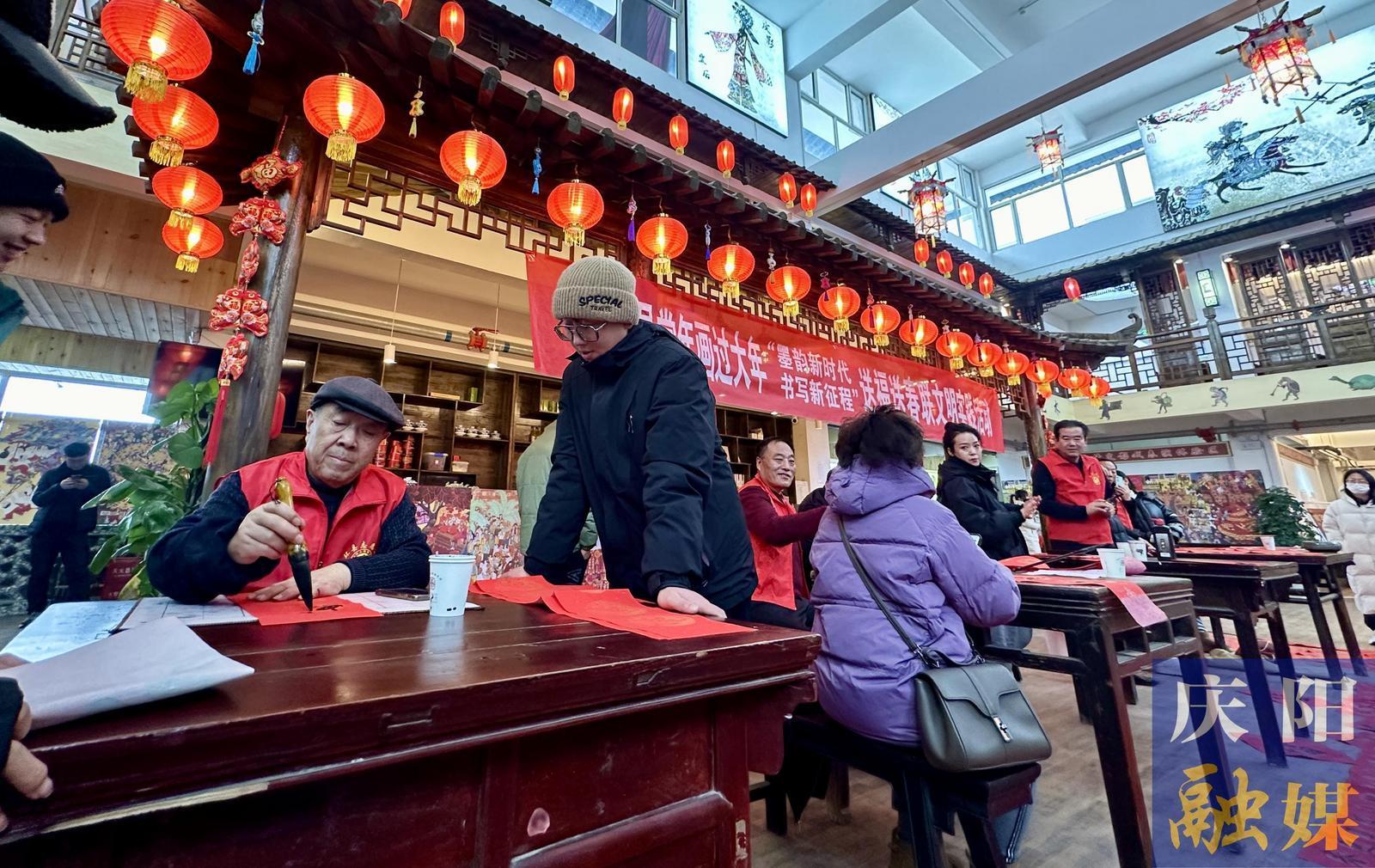【新春走基層】環縣：春聯送溫暖 墨香迎新春