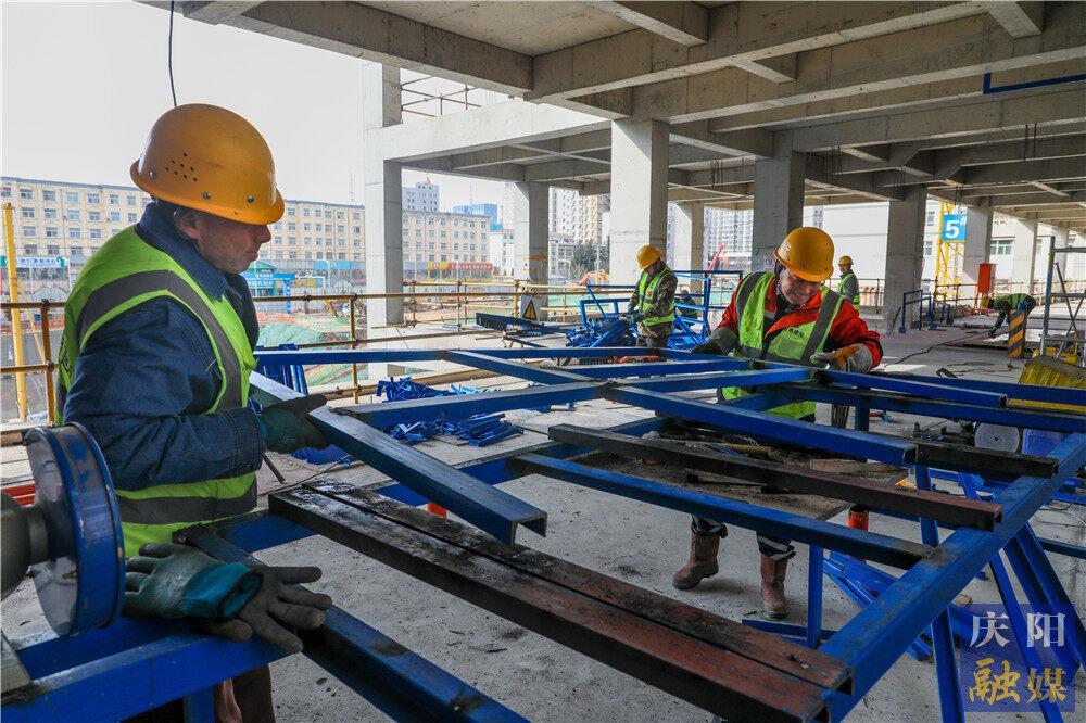 【攝影報道】開足馬力奮戰“開門紅”  隴東區域醫療中心項目滿弦復工
