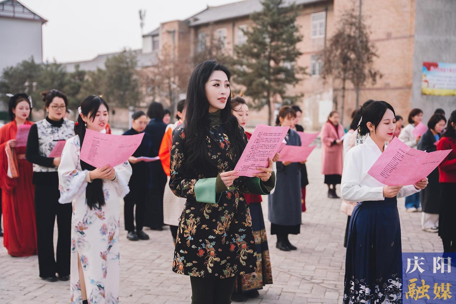 【攝影報道】春日有約不負芬芳 ——市委宣傳部、市委統戰部、市融媒體中心女職工攜手共慶“三八”國際勞動婦女節