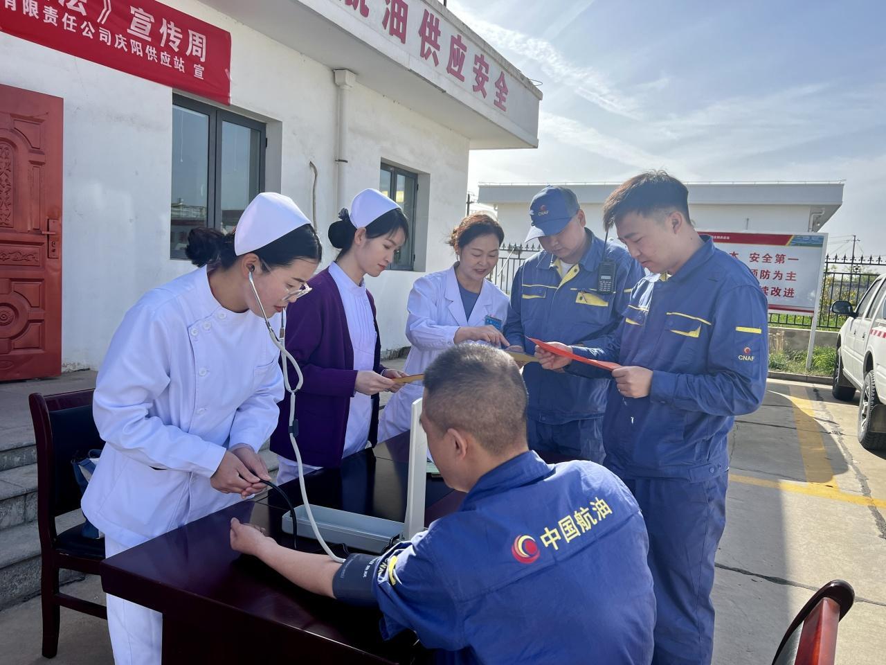 慶陽市中醫醫院醫護人員走進企業開展《職業病防治法》宣傳活動