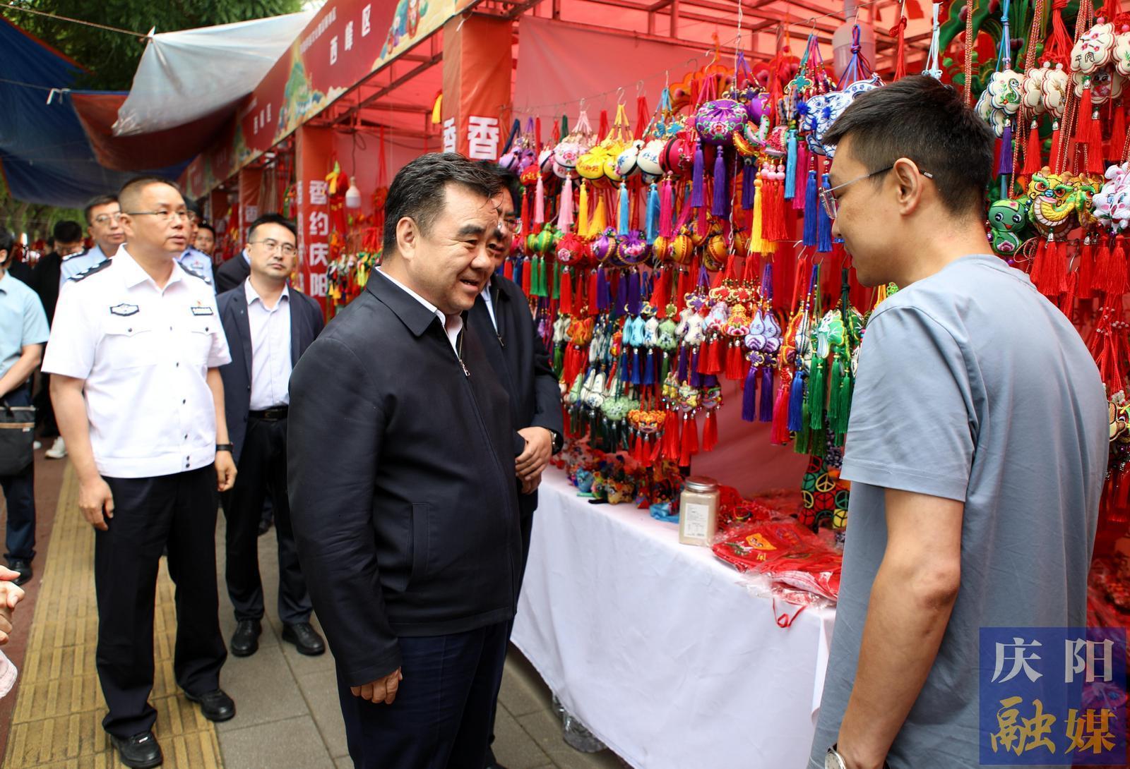 黃澤元在檢查第十九屆慶陽香包民俗文化節準備工作時強調 用心打磨每個環節 精心提升每個細節 高標準高質量把文化盛會辦成功辦圓滿辦精彩