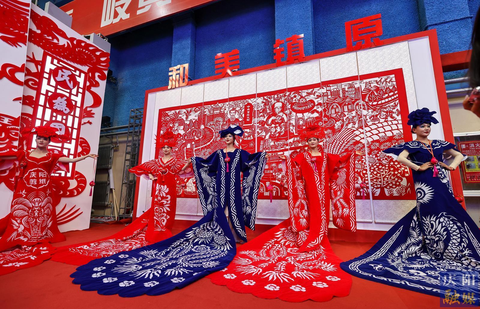 【攝影報道】香包、刺繡、剪紙……慶陽民俗文化精品展區(qū)中哪些展品驚艷到你