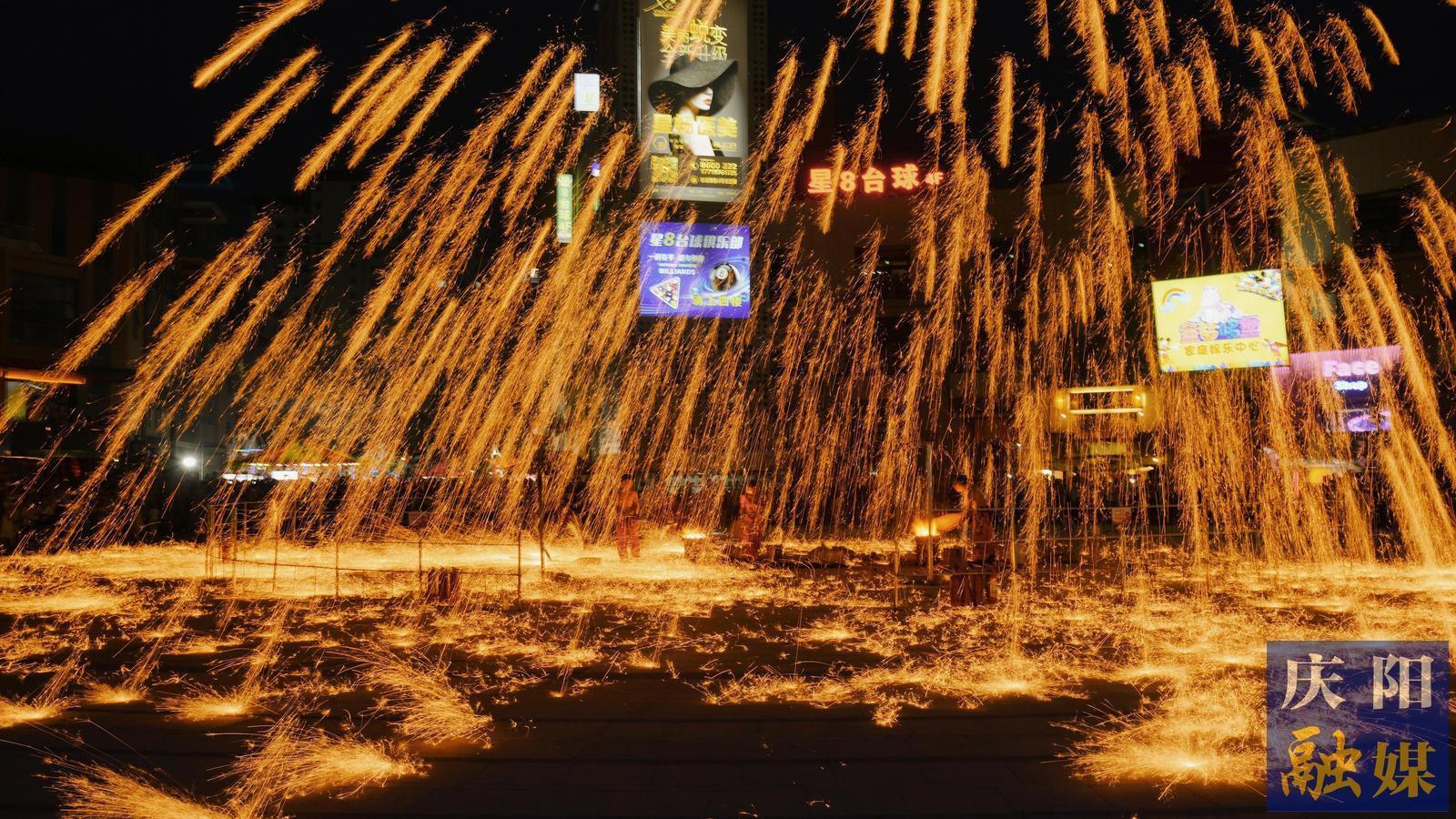 【攝影專題】西峰城區夜經濟火爆 市民盡享夏日繽紛生活