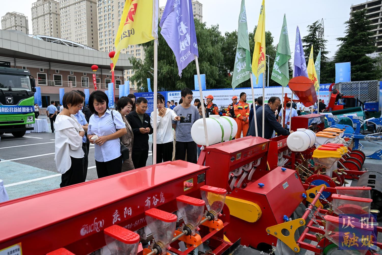 【攝影報(bào)道】匯重點(diǎn)企業(yè) 展工業(yè)精品——慶陽市舉行重點(diǎn)工業(yè)企業(yè)優(yōu)質(zhì)產(chǎn)品展示活動(dòng)