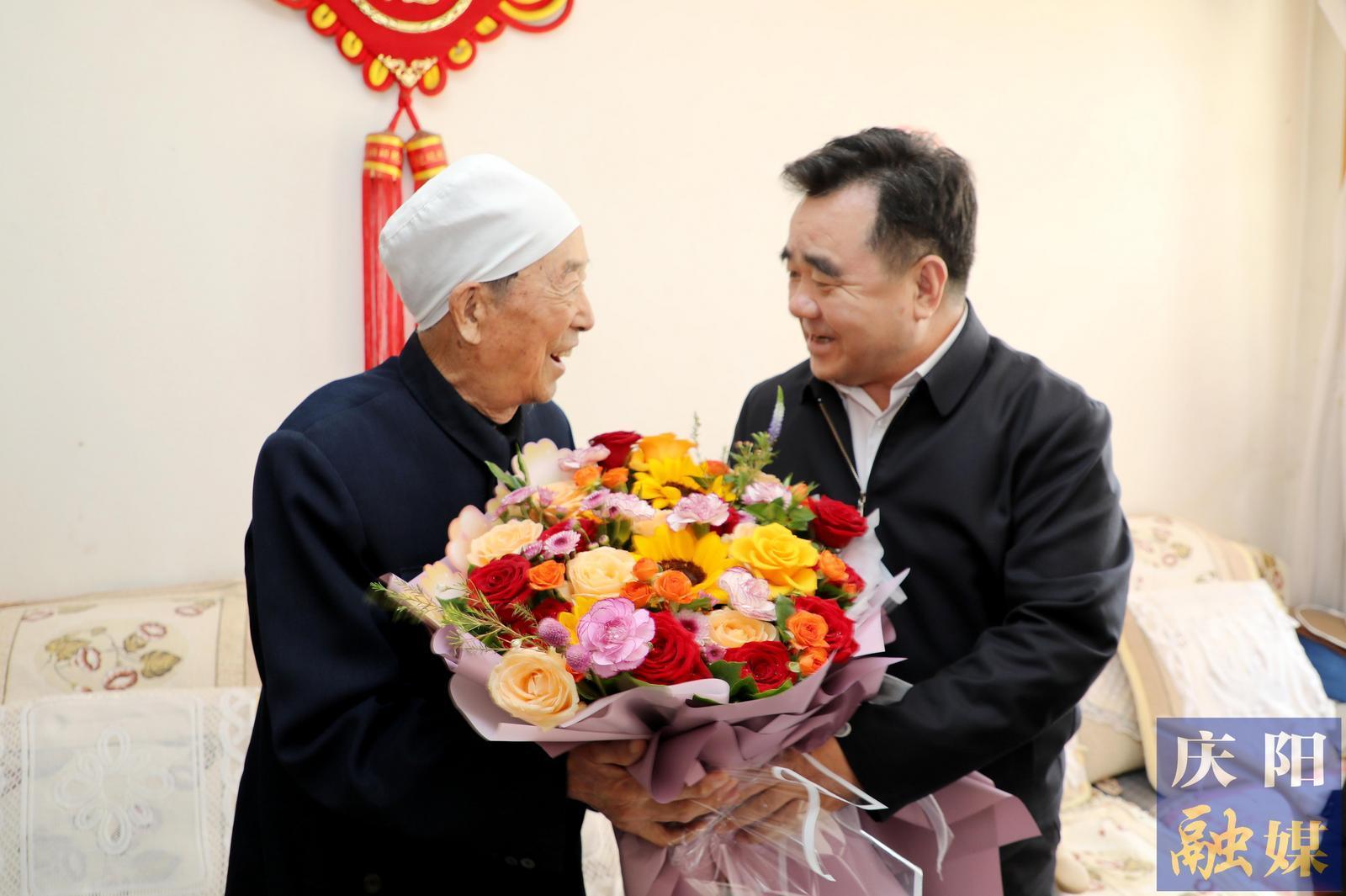 黃澤元國慶節前走訪慰問離休干部和優秀黨員