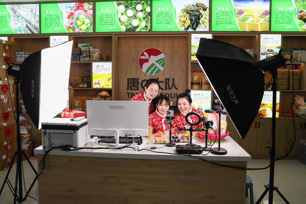 新華全媒+丨“鄉村直播間”助力土特產成“俏”年貨