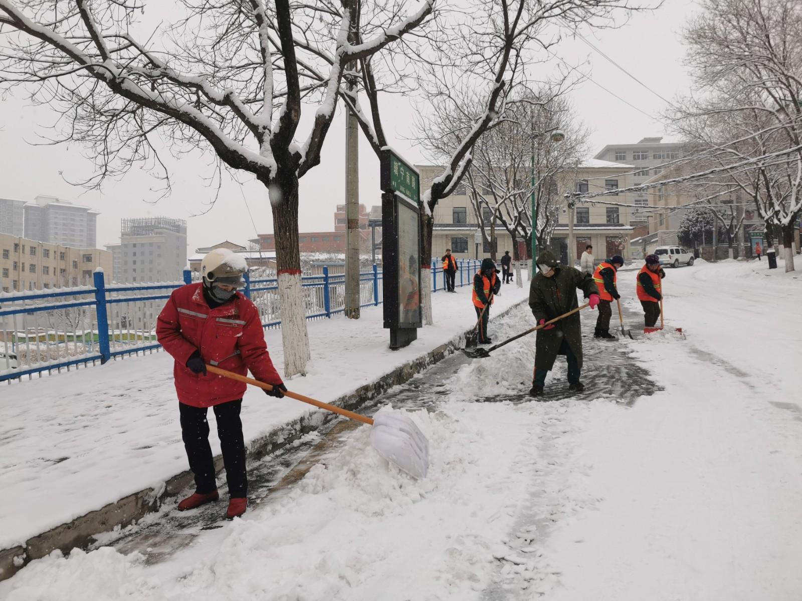 寧縣環衛工人積極清雪保暢通