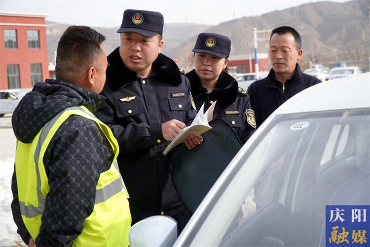 【深化“三抓三促”行動】高效服務提升政務效能——環縣道路運輸管理局日常工作探訪