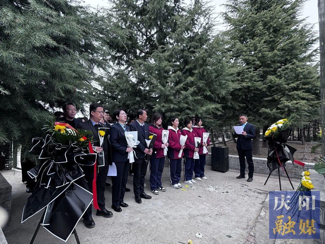 【慶陽紅色研學旅游】清明祭英烈 薪火代代傳——慶陽第七中學赴西峰區南李村烈士陵園開展“黨建帶團建”思政教育實踐活動