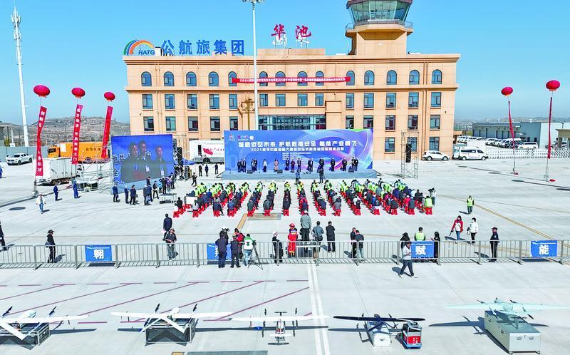2025數字中國創新大賽·低空經濟賽道·特別報道丨無人機秒變“巡檢尖兵”！全國首次油田巡檢挑戰賽在慶陽舉行