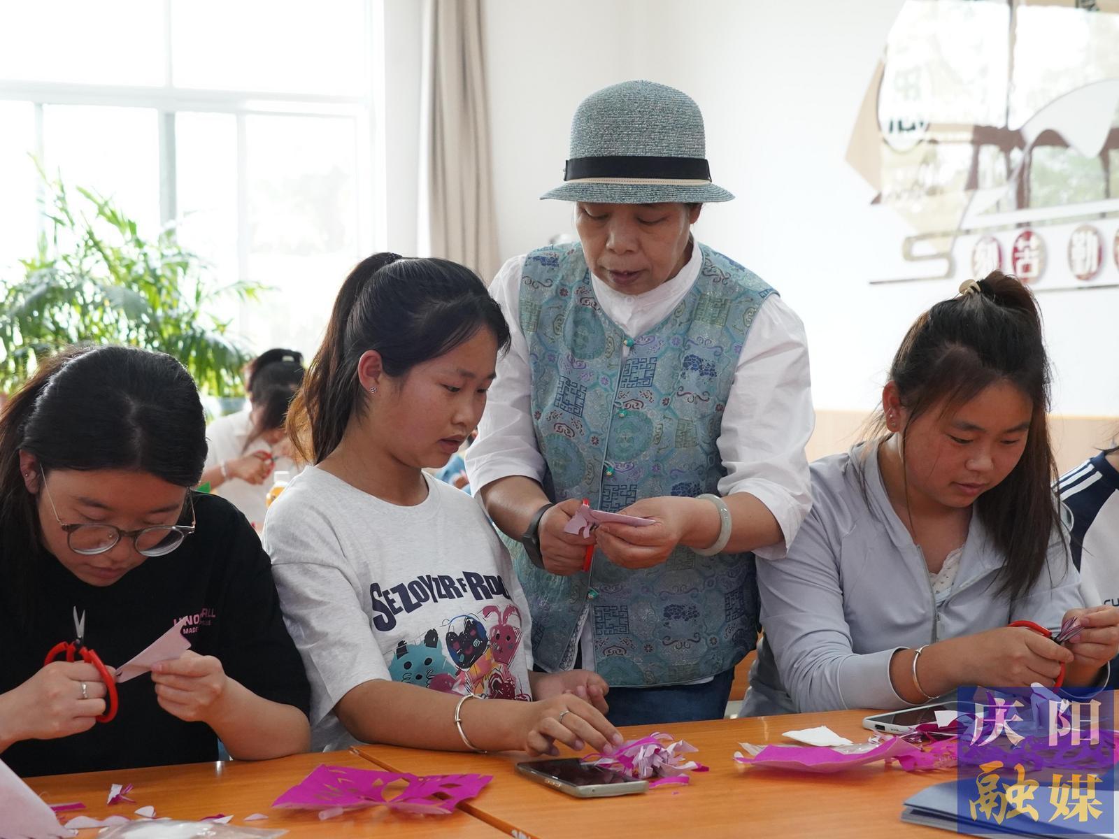 【2025年職業(yè)教育活動周】慶陽職業(yè)技術學院舉辦“香包載道·剪紙生花”非遺文化教學展示活動