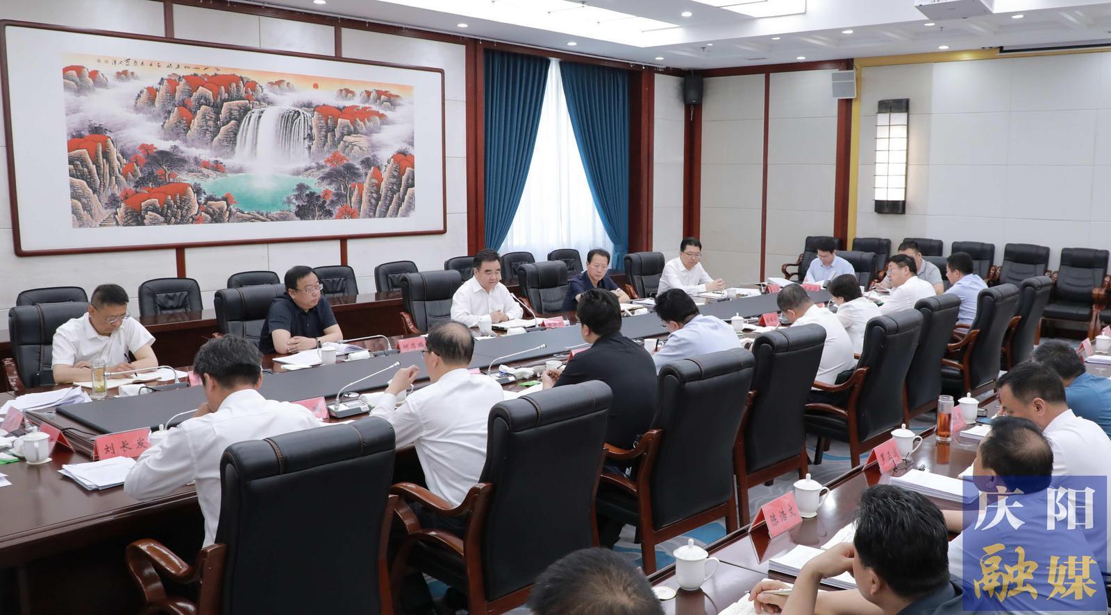慶陽市委理論學(xué)習(xí)中心組舉行學(xué)習(xí)會(huì)議 黃澤元主持并講話